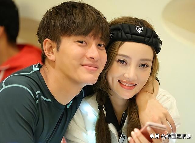 43岁李小璐晒小鲜肉合照，娇羞妩媚，眼神勾人，两人举止很亲密（组图） - 4