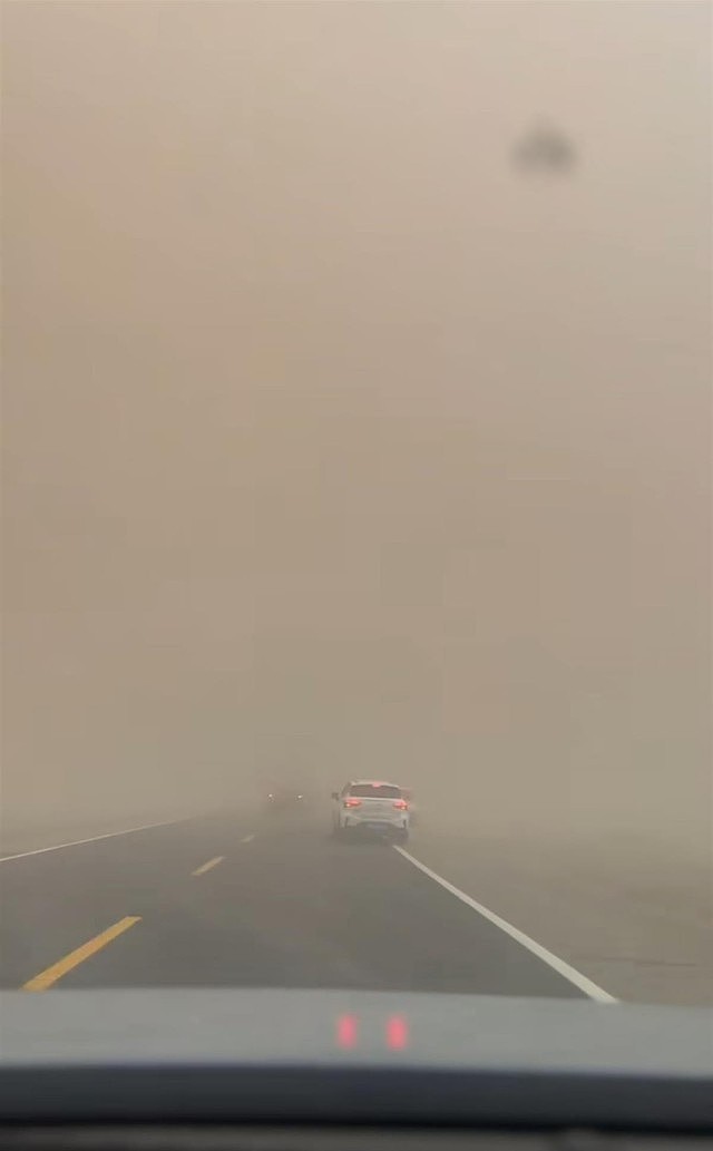 百米高沙尘暴吞没敦煌，游客戏称：“走进了末日小说的场景里，体验甘肃土特产”（视频/组图） - 4