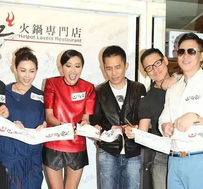 当众亲吻男星！一心想走入上流社会，培养女儿当豪门准媳妇，今60岁生日轰动娱乐圈？（组图） - 43