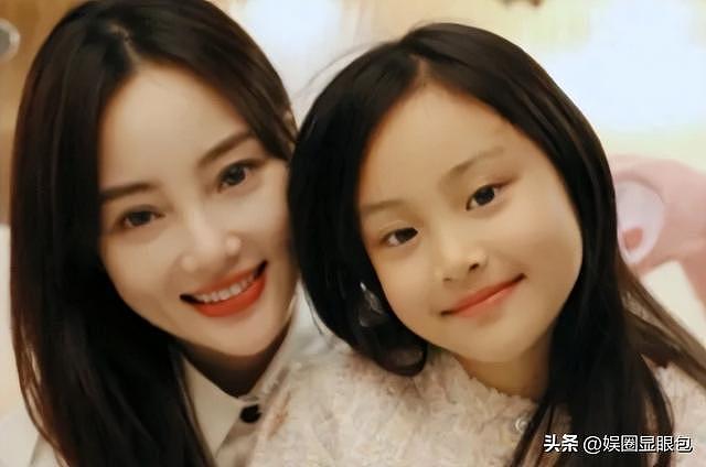 43岁李小璐晒小鲜肉合照，娇羞妩媚，眼神勾人，两人举止很亲密（组图） - 14