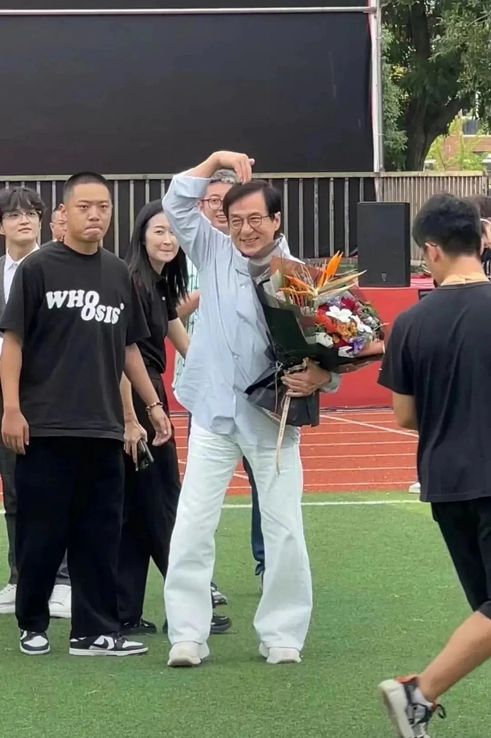 成龙断崖式衰老，71岁近况曝光，满脸皱纹眼睛花，影迷：“我们也老了”（组图） - 3