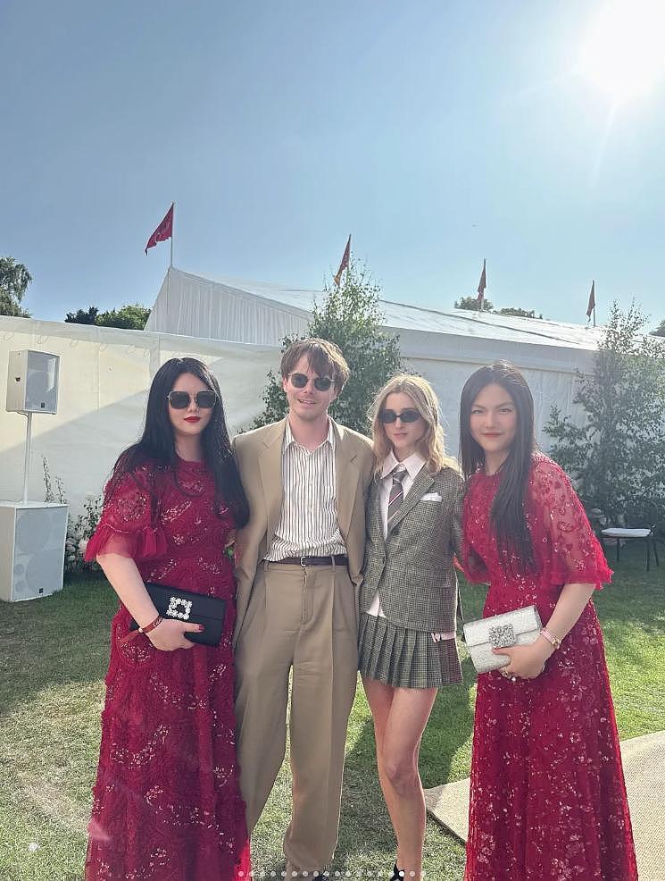 李湘携女参加英国贵族晚宴，托举式育儿惹争议，合照不等于人脉（组图） - 10