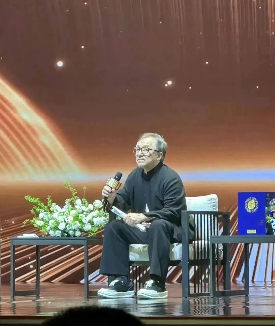 成龙断崖式衰老，71岁近况曝光，满脸皱纹眼睛花，影迷：“我们也老了”（组图） - 6