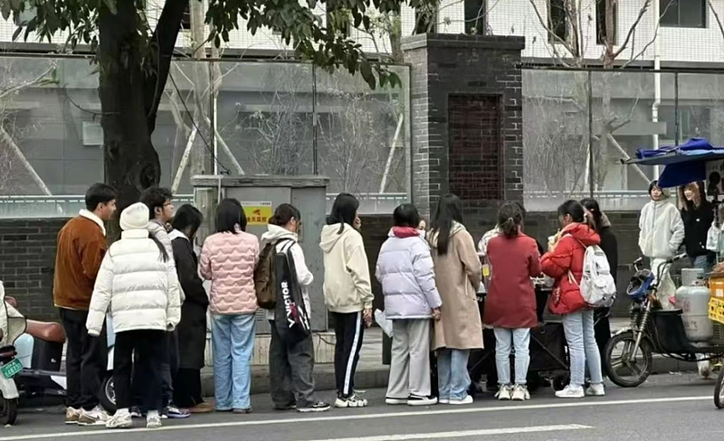失业研究生卖“军火烧饼”遭疯抢!还爆火涨粉40万(组图) - 16
