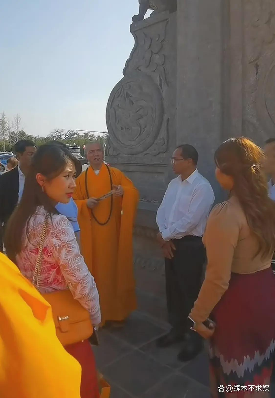 上任才1天,印乐法师和美女大量合影被扒,与释永信区别太明显(组图) - 9
