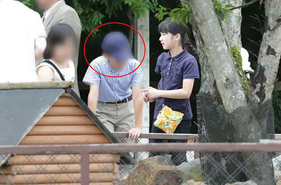 日本天皇独生女好事将近?顶配驸马团不敌青梅竹马,10年前牵手照流出,网友齐呼:太甜了(组图) - 17