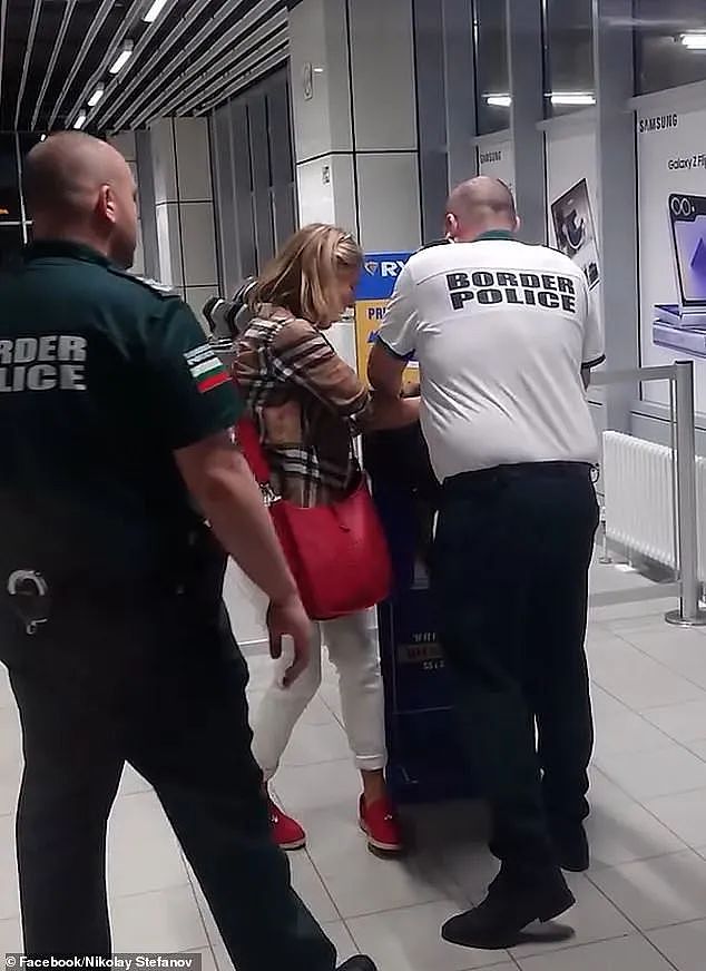 女子因手提行李被拒登机,双膝跪地痛哭哀求仍遭冷拒!瑞安航空操作引网友怒怼一边倒(组图) - 7