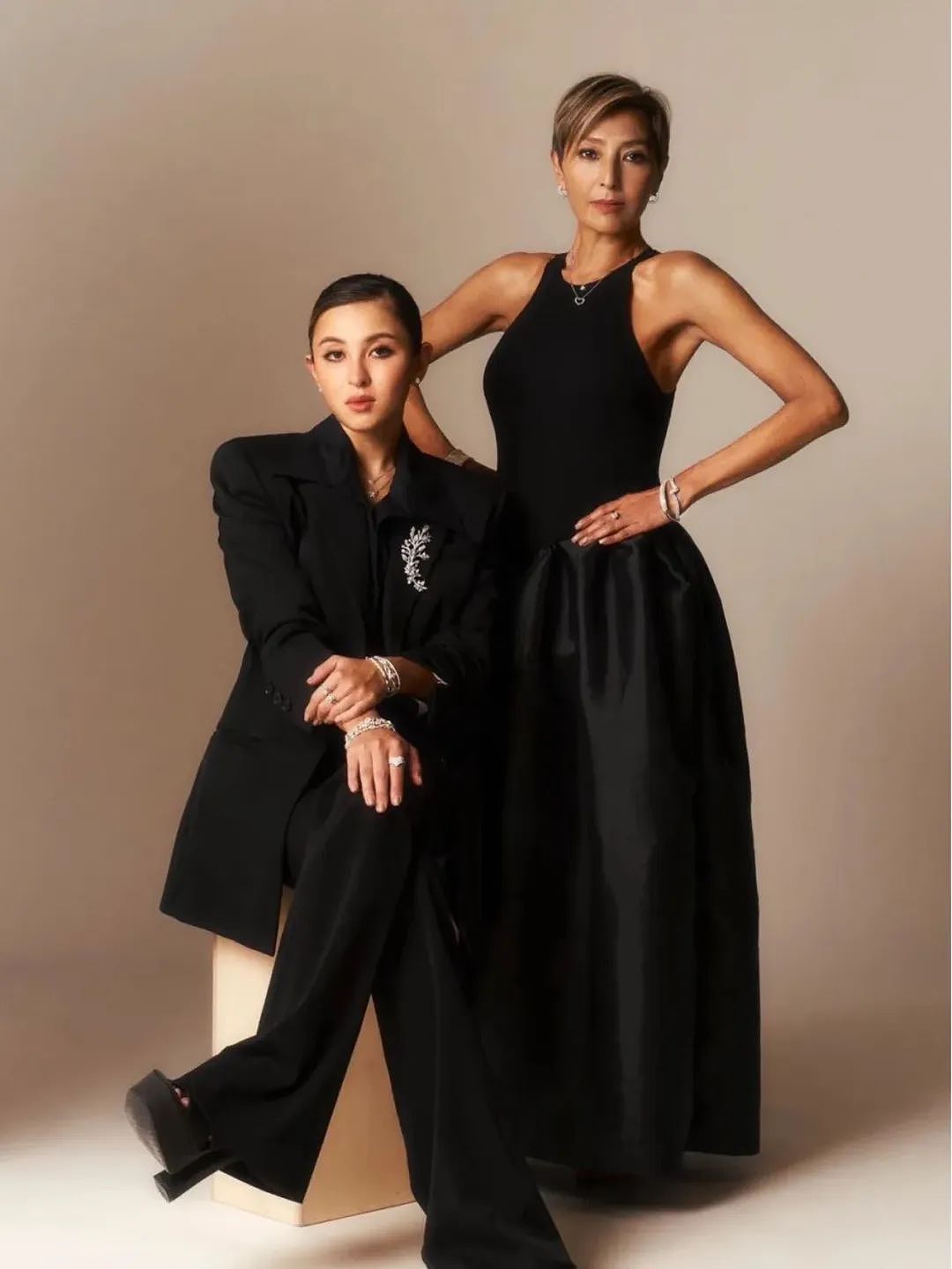 当众亲吻男星！一心想走入上流社会，培养女儿当豪门准媳妇，今60岁生日轰动娱乐圈？（组图） - 47