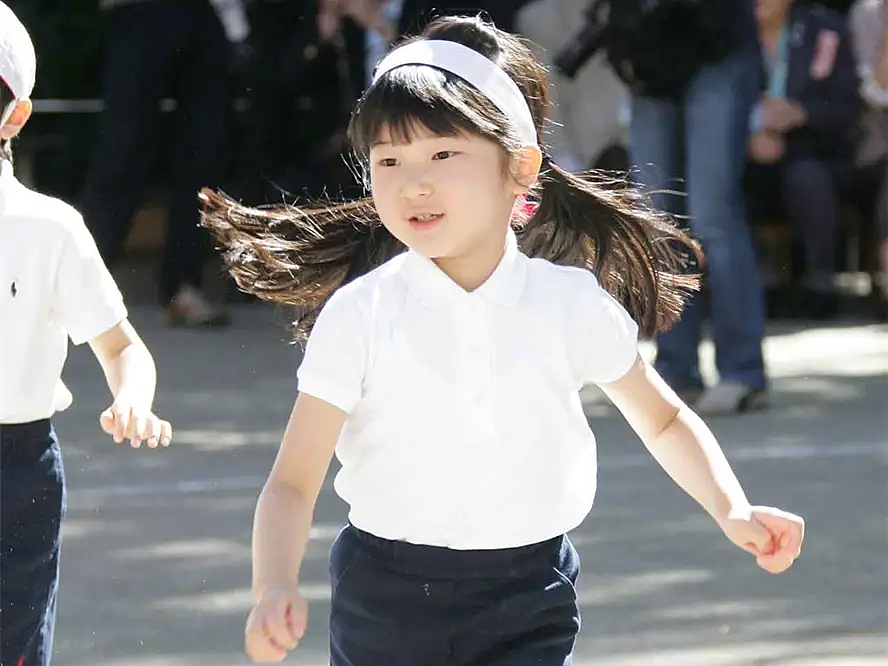 日本天皇独生女好事将近?顶配驸马团不敌青梅竹马,10年前牵手照流出,网友齐呼:太甜了(组图) - 4