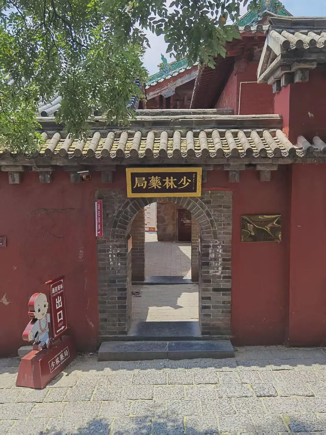 少林寺新住持履职第二日：部分收费项目消失（组图） - 5