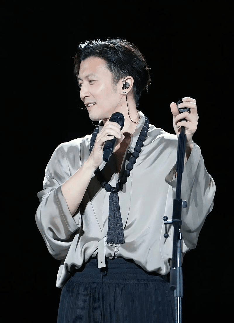 44岁谢霆锋被偶遇状态绝了!俩帅儿子罕见同框,一个时髦卷发一个低调星范(组图) - 3