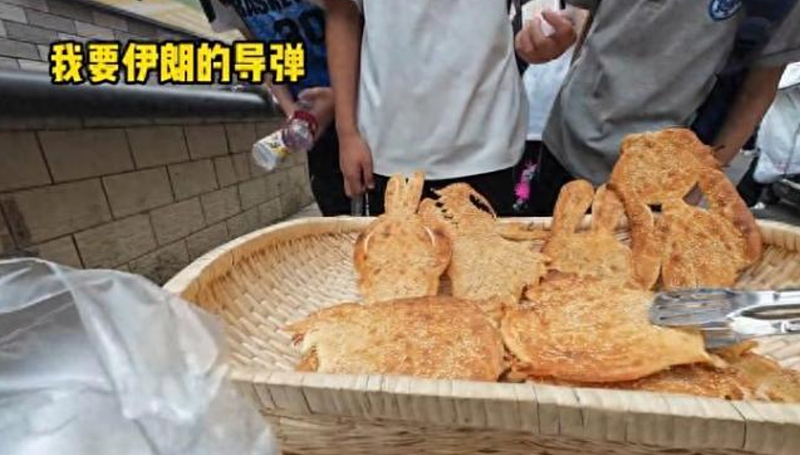 失业研究生卖“军火烧饼”遭疯抢!还爆火涨粉40万(组图) - 1