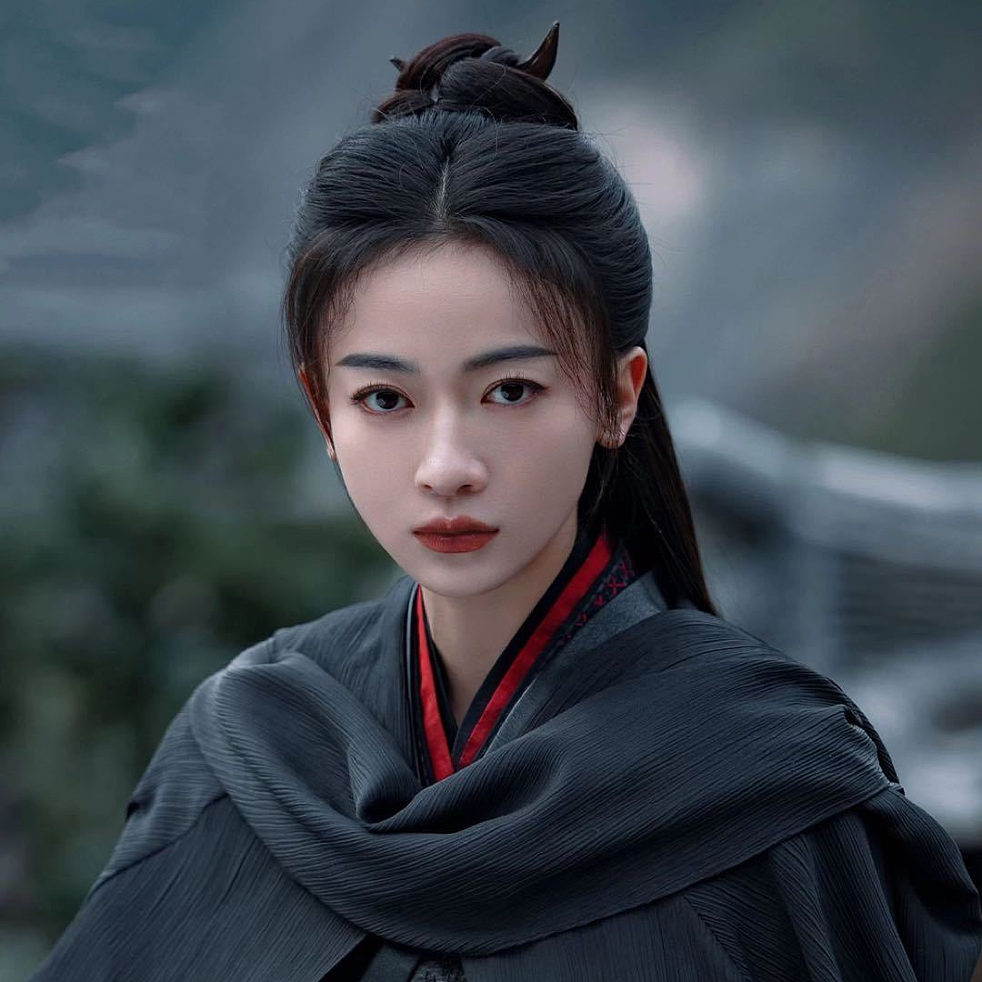 【时尚】吴谨言全面复出冲上热搜！紫唇黑风衣造型登上顶级刊物封面，于正高调发声：归来依旧是大女主（组图） - 5