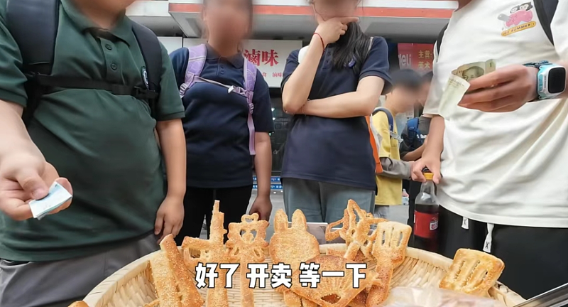 失业研究生卖“军火烧饼”遭疯抢!还爆火涨粉40万(组图) - 17