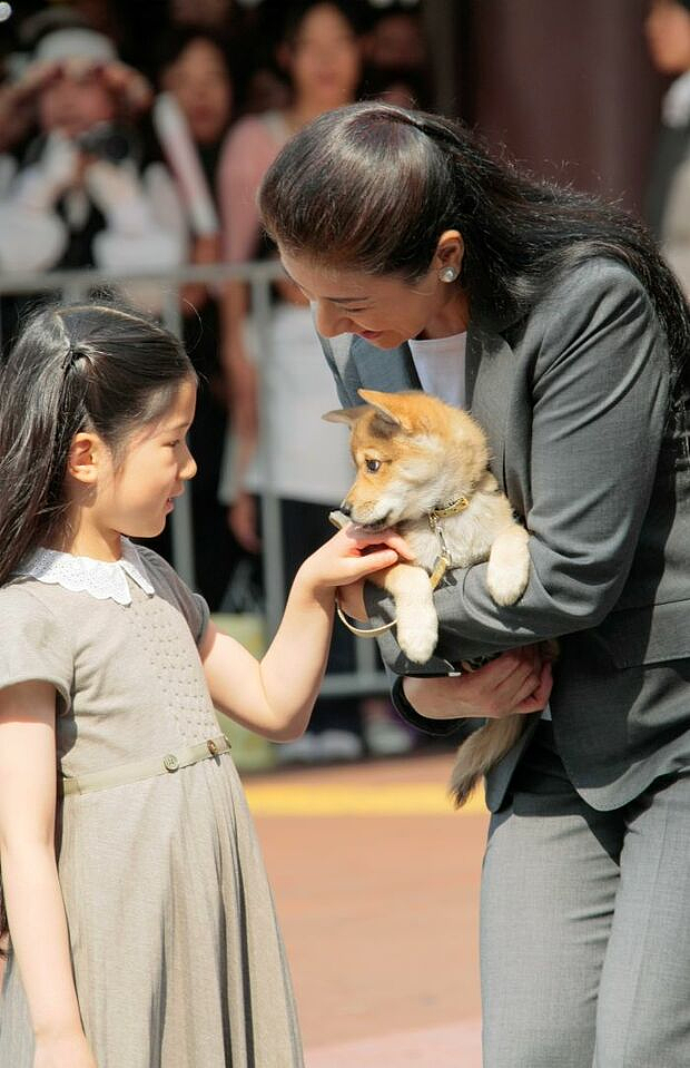 日本天皇独生女好事将近?顶配驸马团不敌青梅竹马,10年前牵手照流出,网友齐呼:太甜了(组图) - 9