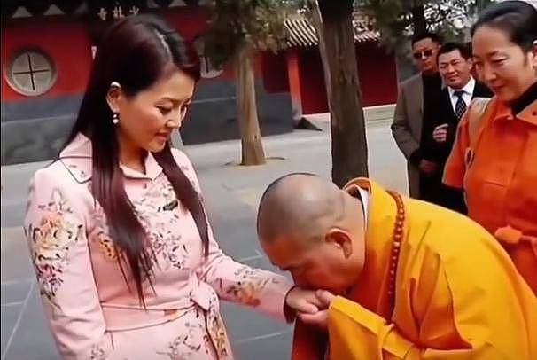 辣眼！释永信亲吻李湘画面曝光，在郑州养女大学生（组图） - 7