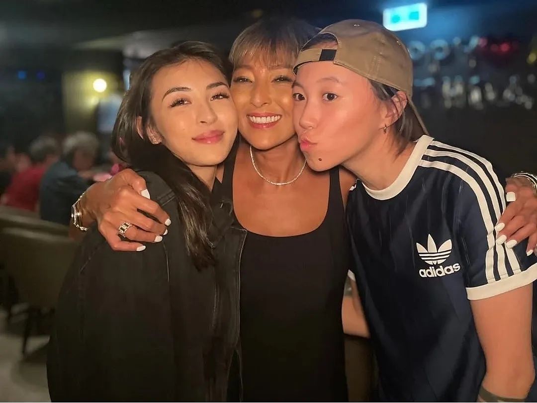 当众亲吻男星！一心想走入上流社会，培养女儿当豪门准媳妇，今60岁生日轰动娱乐圈？（组图） - 39