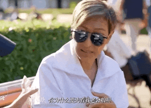当众亲吻男星！一心想走入上流社会，培养女儿当豪门准媳妇，今60岁生日轰动娱乐圈？（组图） - 9