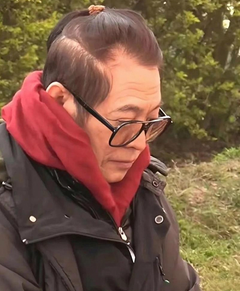 成龙断崖式衰老，71岁近况曝光，满脸皱纹眼睛花，影迷：“我们也老了”（组图） - 16