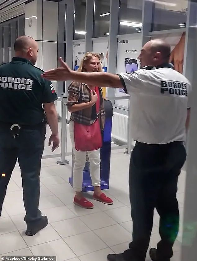 女子因手提行李被拒登机,双膝跪地痛哭哀求仍遭冷拒!瑞安航空操作引网友怒怼一边倒(组图) - 8