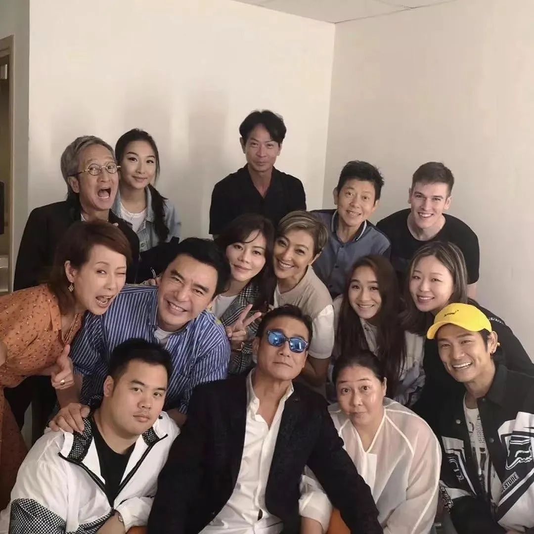当众亲吻男星！一心想走入上流社会，培养女儿当豪门准媳妇，今60岁生日轰动娱乐圈？（组图） - 34