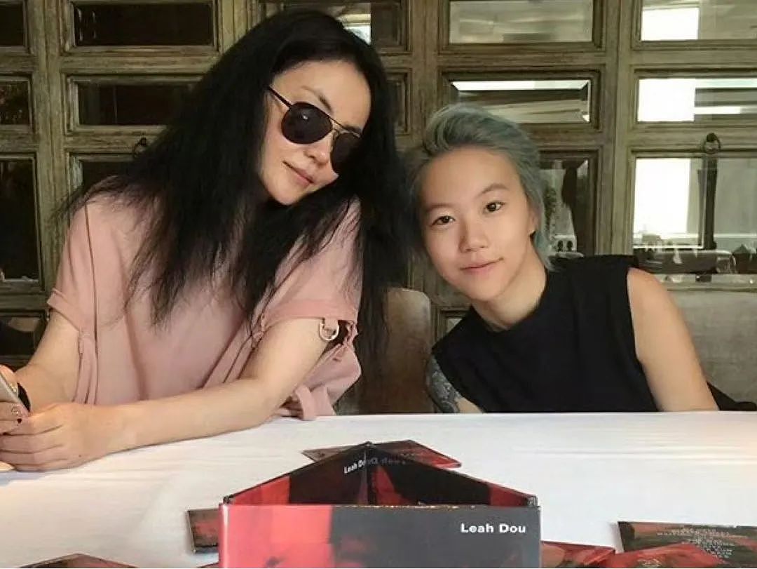 当众亲吻男星！一心想走入上流社会，培养女儿当豪门准媳妇，今60岁生日轰动娱乐圈？（组图） - 38