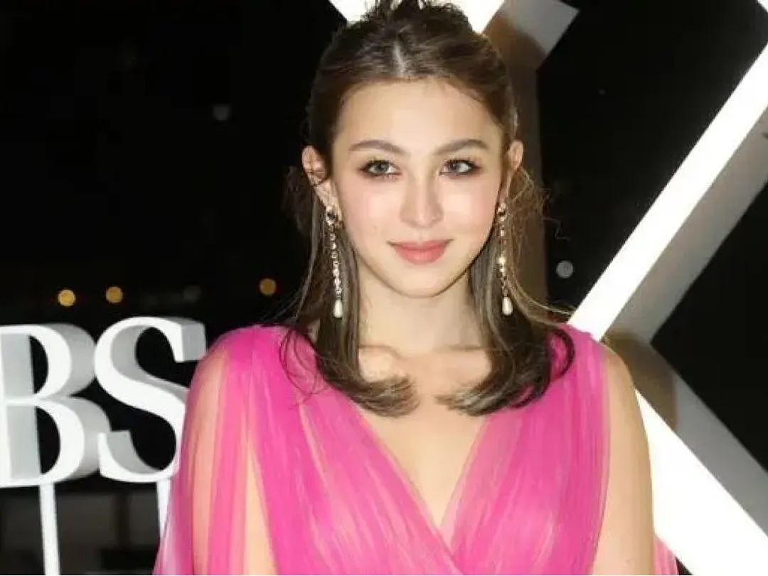 当众亲吻男星！一心想走入上流社会，培养女儿当豪门准媳妇，今60岁生日轰动娱乐圈？（组图） - 63