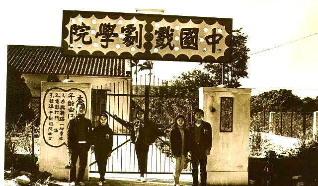 成龙断崖式衰老，71岁近况曝光，满脸皱纹眼睛花，影迷：“我们也老了”（组图） - 10