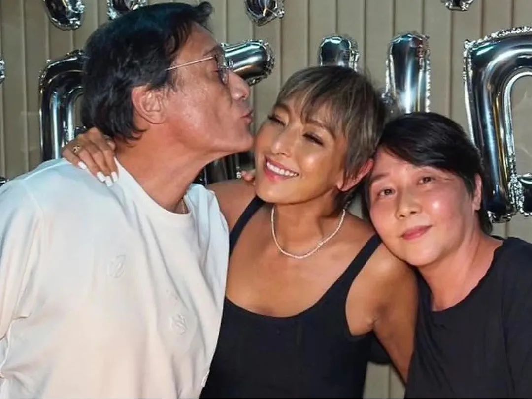 当众亲吻男星！一心想走入上流社会，培养女儿当豪门准媳妇，今60岁生日轰动娱乐圈？（组图） - 3