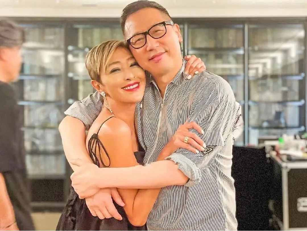 当众亲吻男星！一心想走入上流社会，培养女儿当豪门准媳妇，今60岁生日轰动娱乐圈？（组图） - 14