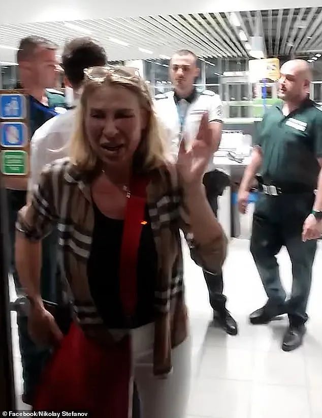 女子因手提行李被拒登机,双膝跪地痛哭哀求仍遭冷拒!瑞安航空操作引网友怒怼一边倒(组图) - 9