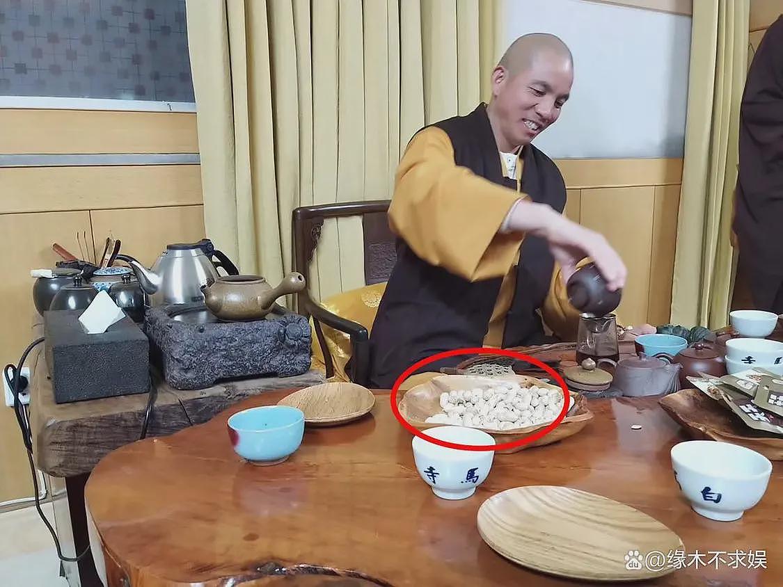 上任才1天,印乐法师和美女大量合影被扒,与释永信区别太明显(组图) - 5