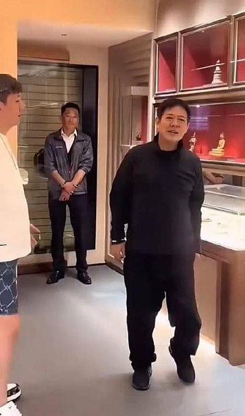 成龙断崖式衰老，71岁近况曝光，满脸皱纹眼睛花，影迷：“我们也老了”（组图） - 17