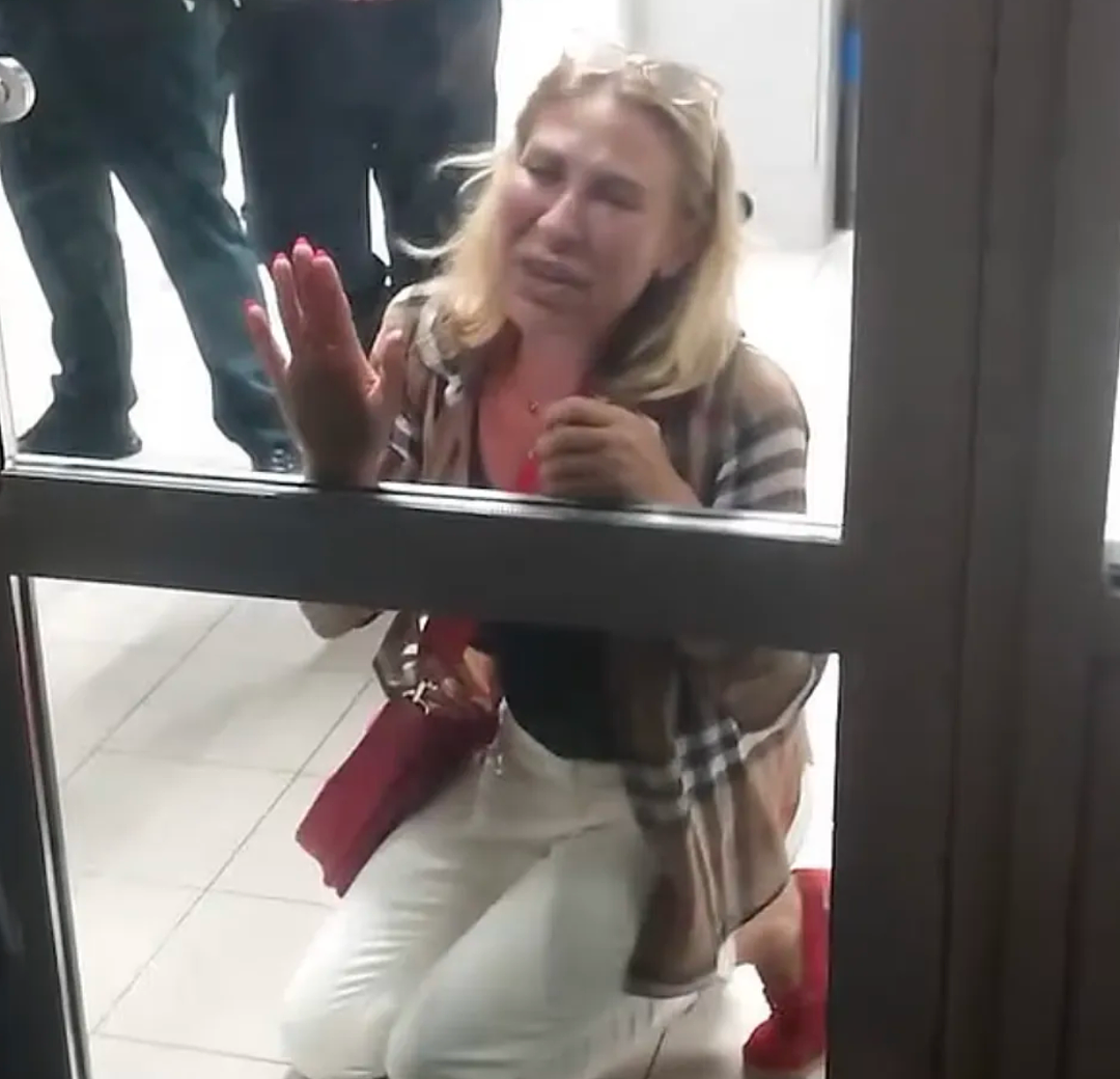 女子因手提行李被拒登机,双膝跪地痛哭哀求仍遭冷拒!瑞安航空操作引网友怒怼一边倒(组图) - 6
