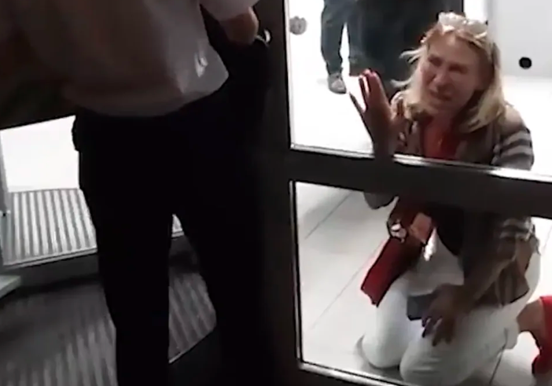 女子因手提行李被拒登机,双膝跪地痛哭哀求仍遭冷拒!瑞安航空操作引网友怒怼一边倒(组图) - 12