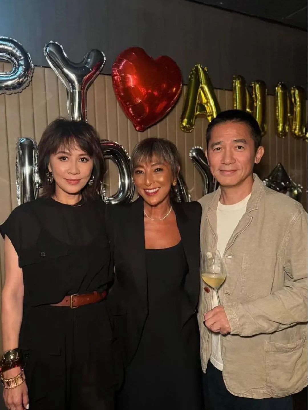 当众亲吻男星！一心想走入上流社会，培养女儿当豪门准媳妇，今60岁生日轰动娱乐圈？（组图） - 1