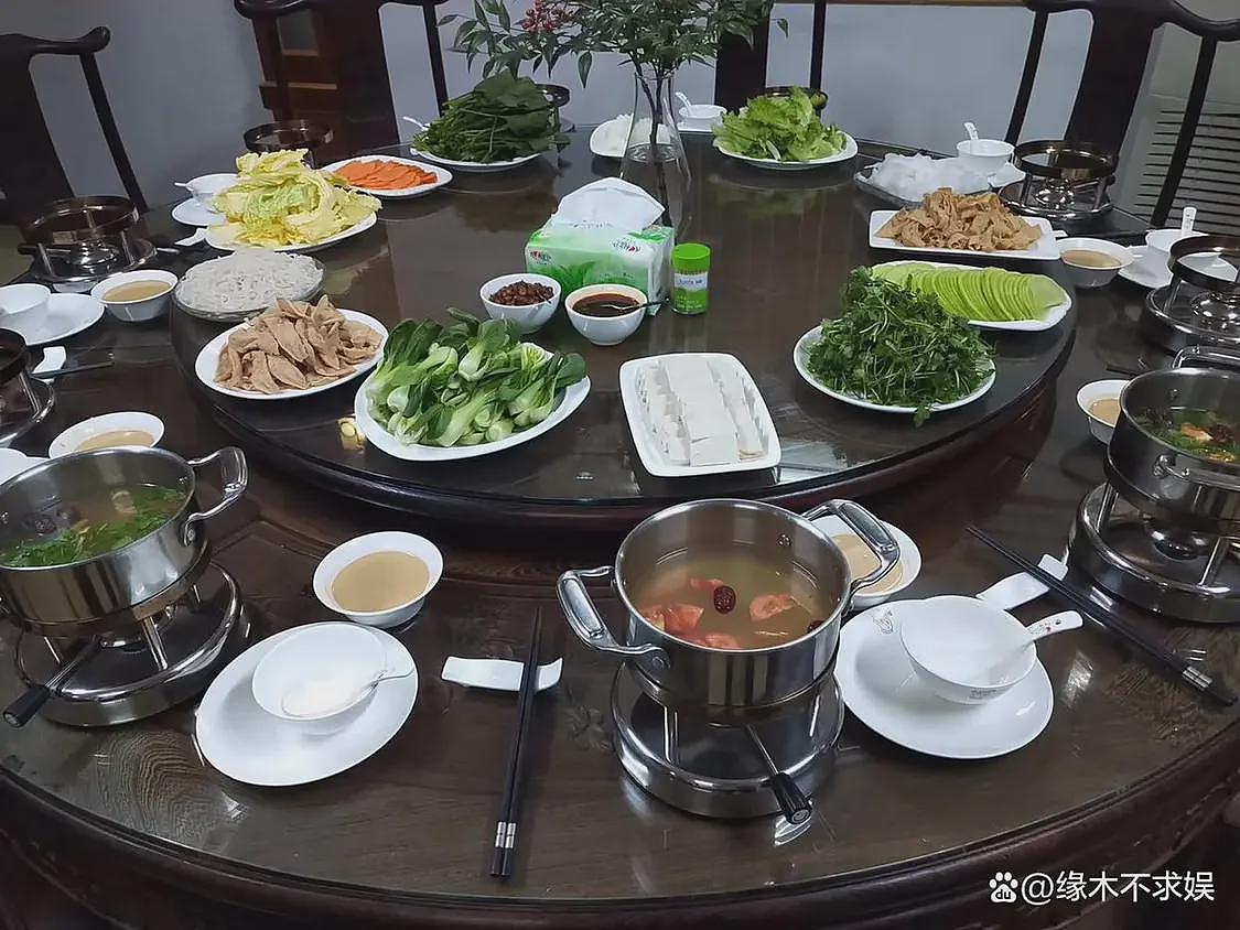 上任才1天,印乐法师和美女大量合影被扒,与释永信区别太明显(组图) - 6