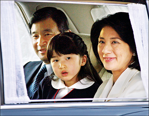日本天皇独生女好事将近?顶配驸马团不敌青梅竹马,10年前牵手照流出,网友齐呼:太甜了(组图) - 6