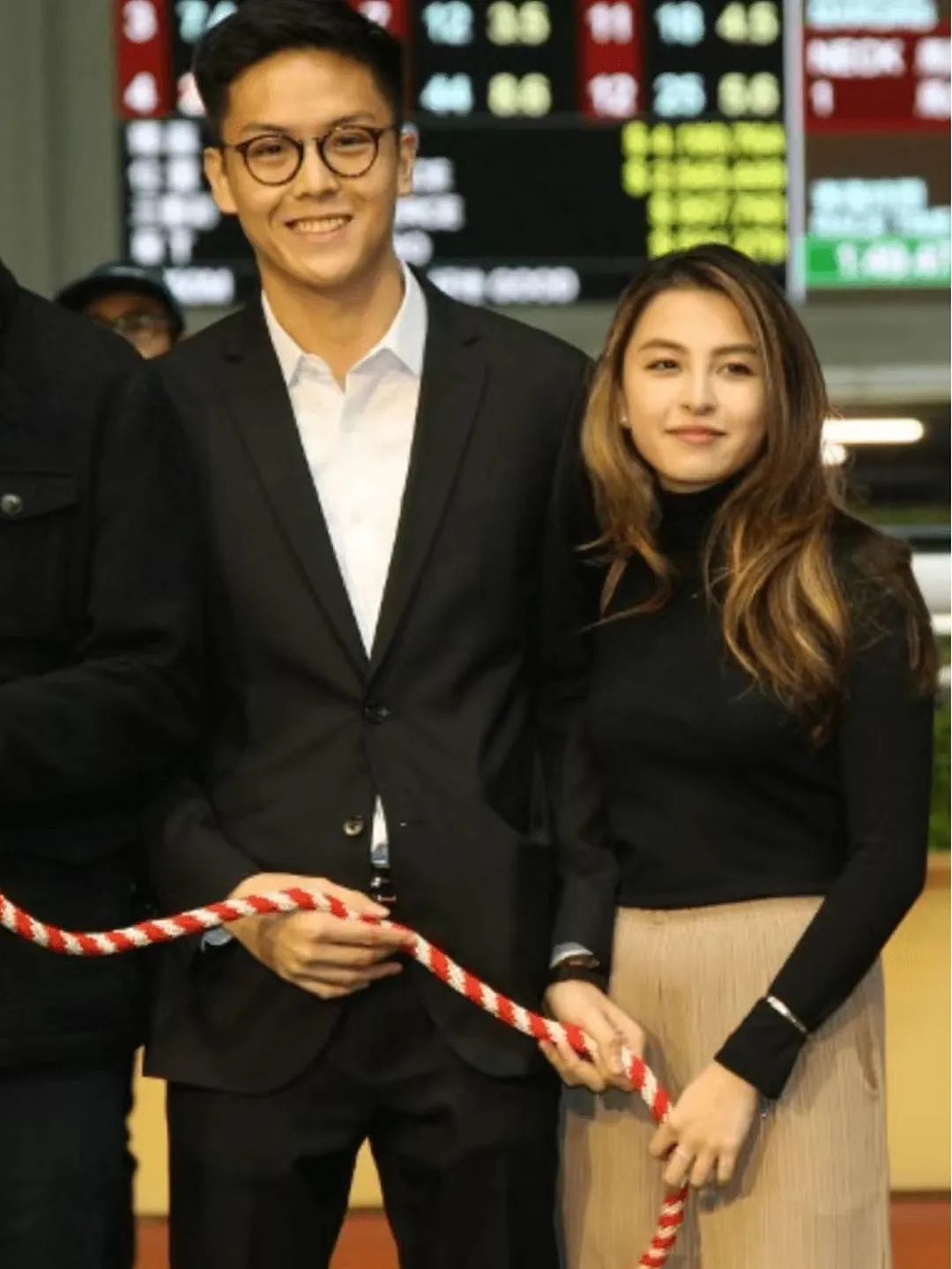当众亲吻男星！一心想走入上流社会，培养女儿当豪门准媳妇，今60岁生日轰动娱乐圈？（组图） - 53