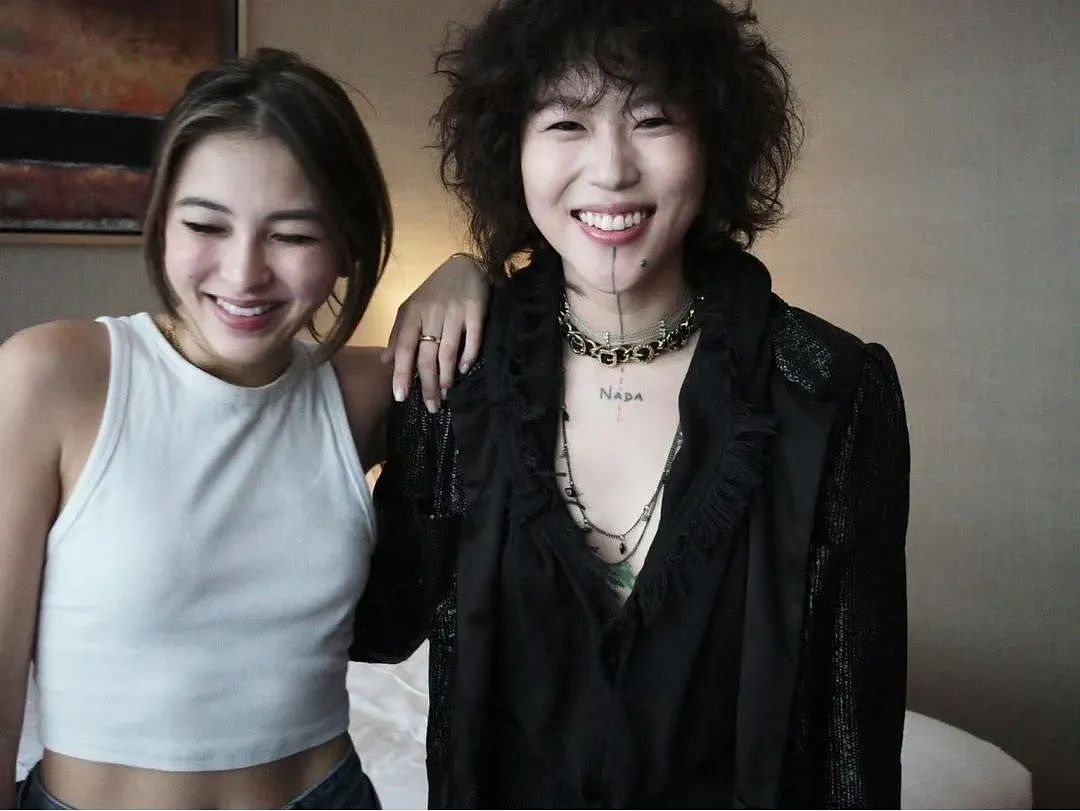 当众亲吻男星！一心想走入上流社会，培养女儿当豪门准媳妇，今60岁生日轰动娱乐圈？（组图） - 50