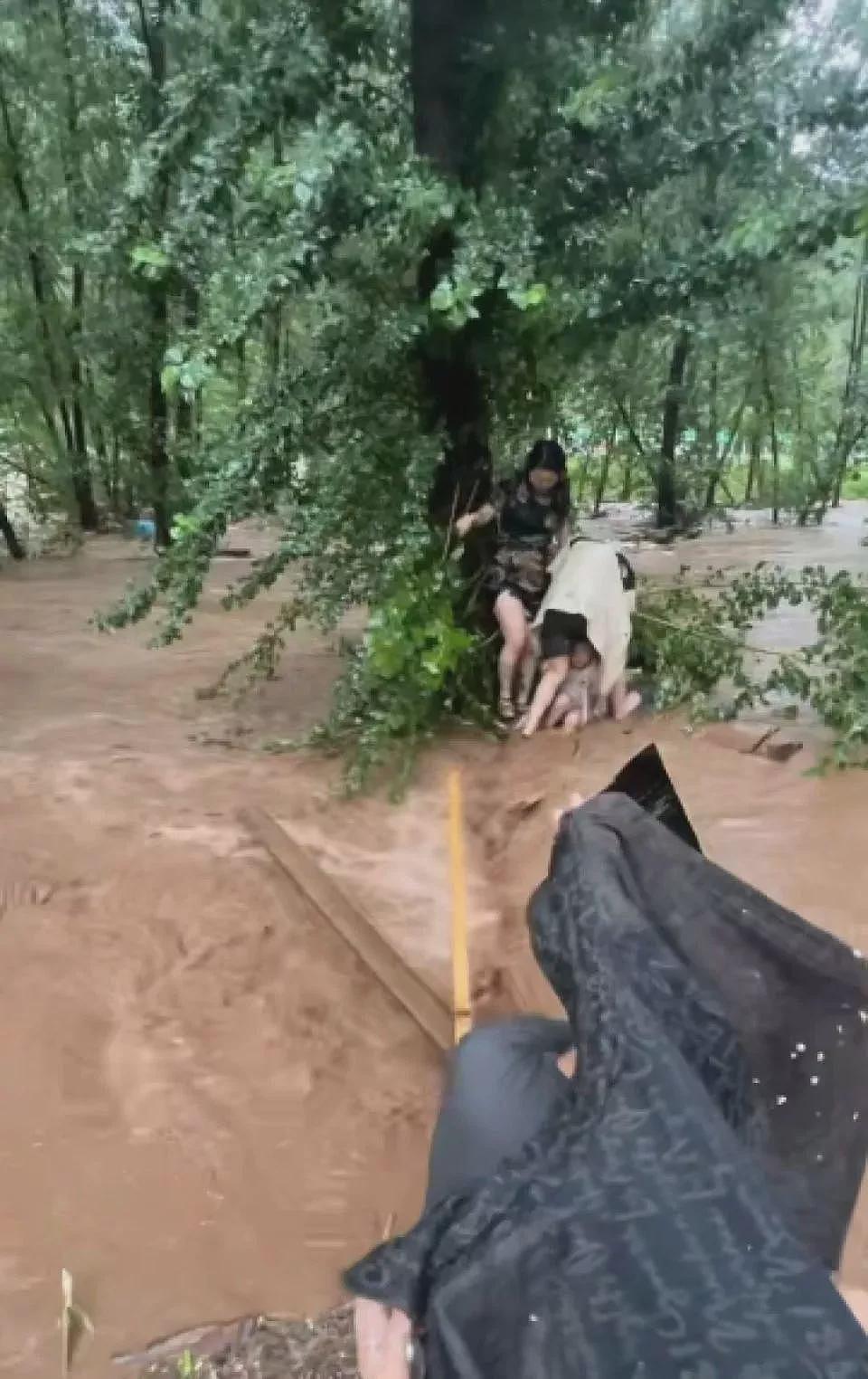 河北暴雨亲历者：水淹过颈部，6人抱一棵树5小时（组图） - 1