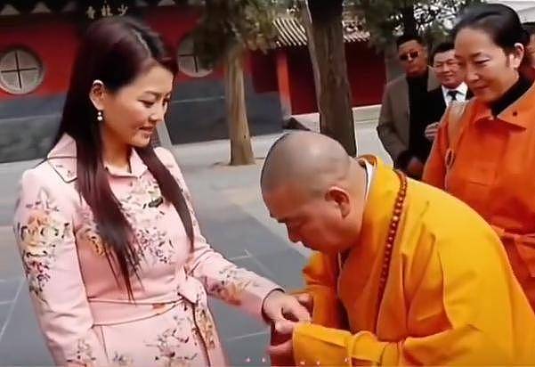 辣眼！释永信亲吻李湘画面曝光，在郑州养女大学生（组图） - 6