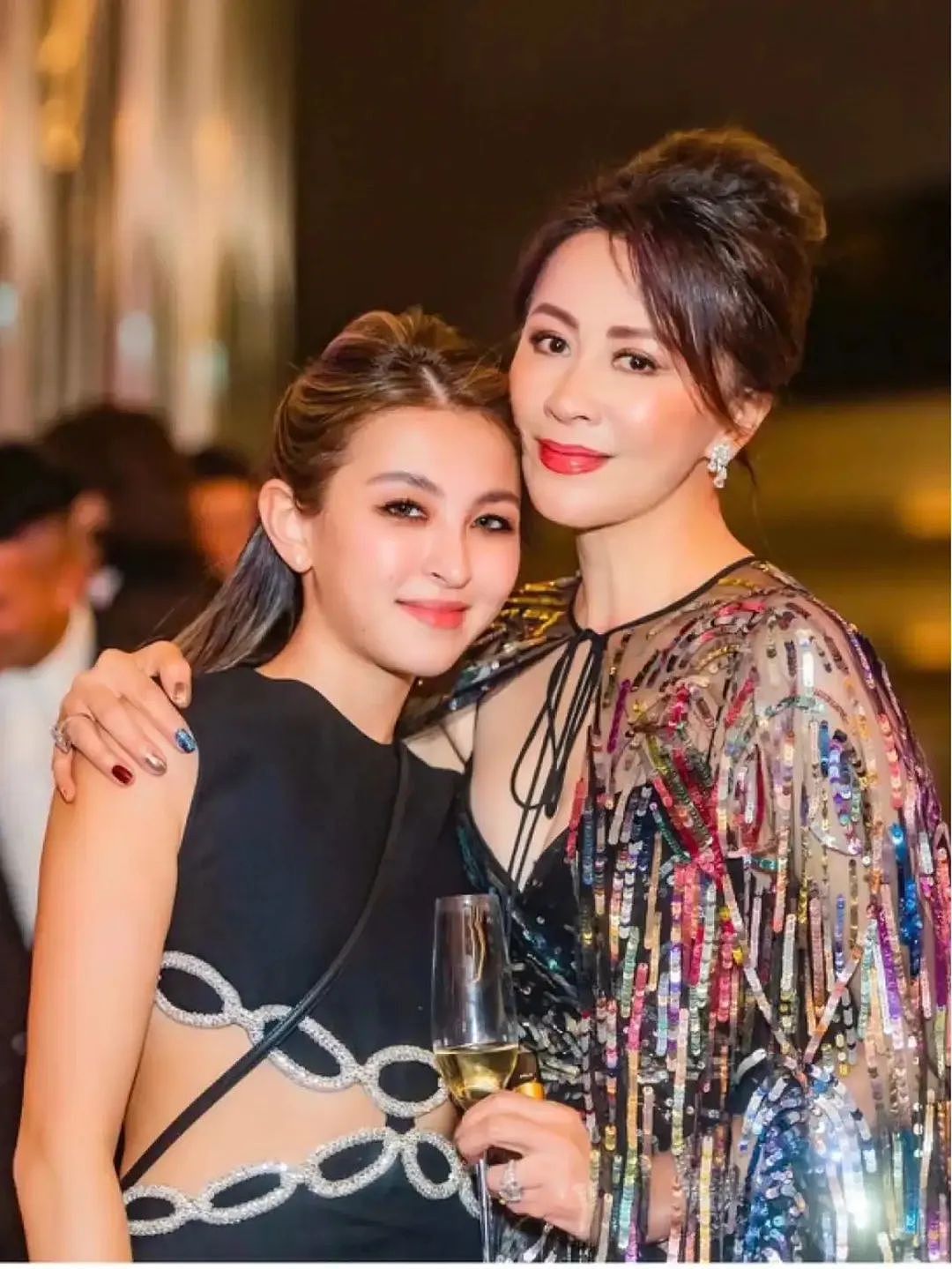 当众亲吻男星！一心想走入上流社会，培养女儿当豪门准媳妇，今60岁生日轰动娱乐圈？（组图） - 62