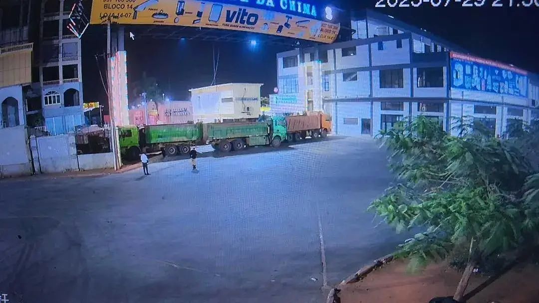 安哥拉爆发骚乱，当地华人：取款机里的钱被抢光，用集装箱堵住大门（组图） - 4