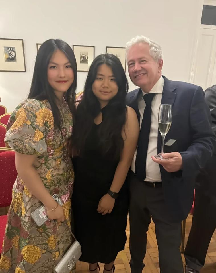 李湘携女参加英国贵族晚宴，托举式育儿惹争议，合照不等于人脉（组图） - 5