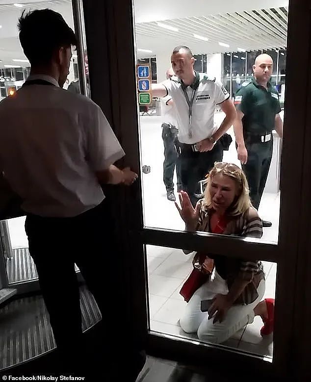 女子因手提行李被拒登机,双膝跪地痛哭哀求仍遭冷拒!瑞安航空操作引网友怒怼一边倒(组图) - 3