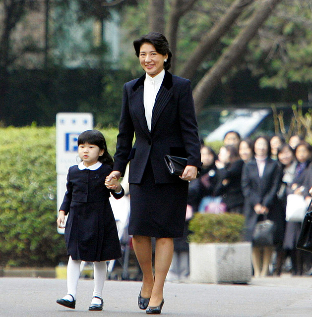 日本天皇独生女好事将近?顶配驸马团不敌青梅竹马,10年前牵手照流出,网友齐呼:太甜了(组图) - 5