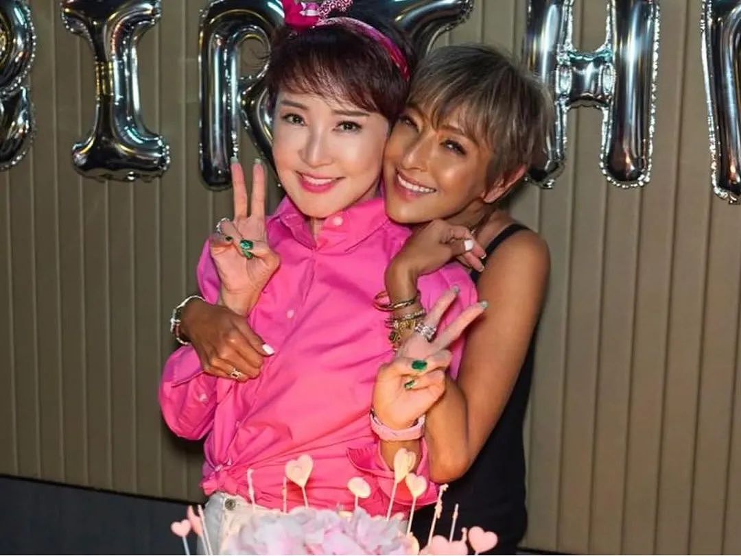 当众亲吻男星！一心想走入上流社会，培养女儿当豪门准媳妇，今60岁生日轰动娱乐圈？（组图） - 5