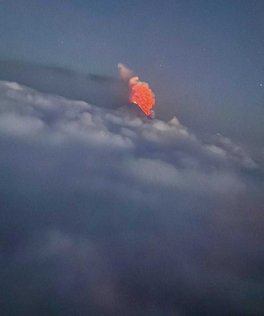 俄8.7级地震后,欧亚大陆最高活火山喷发(图) - 1