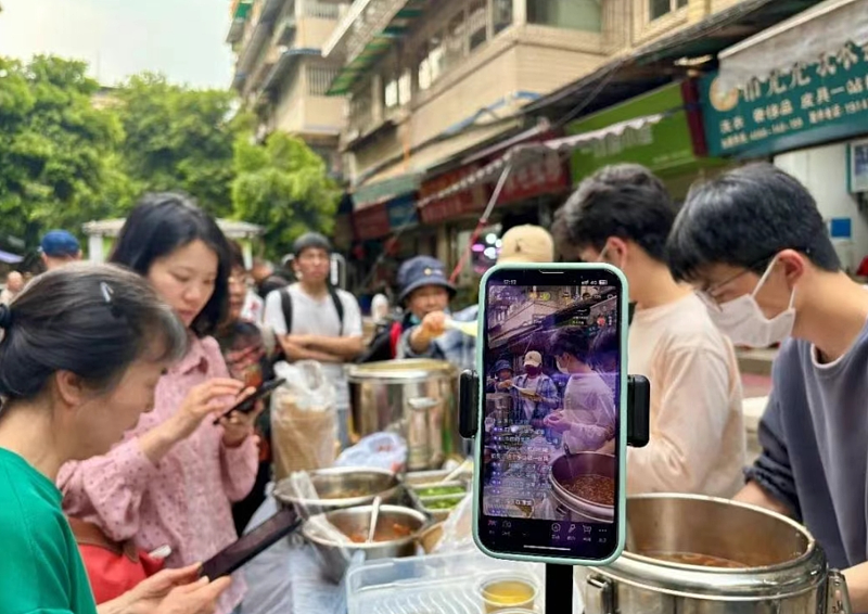 失业研究生卖“军火烧饼”遭疯抢!还爆火涨粉40万(组图) - 14